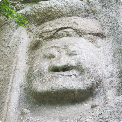 優しい顔の不動明王（熊野磨崖仏）の画像