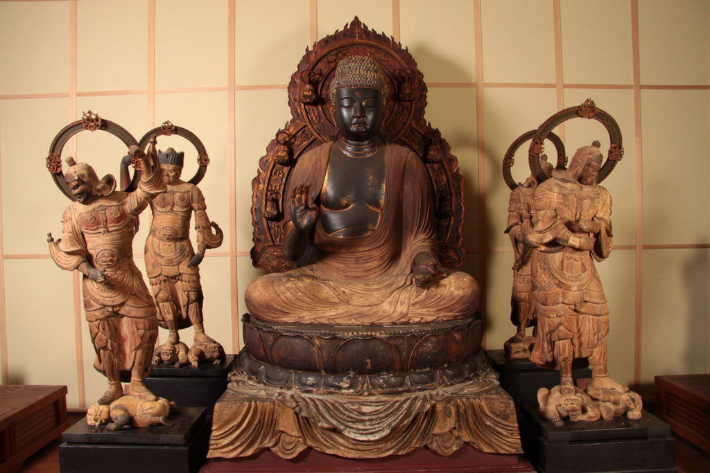 Statue assise en bois de Amida Nyorai et des quatre rois célestes