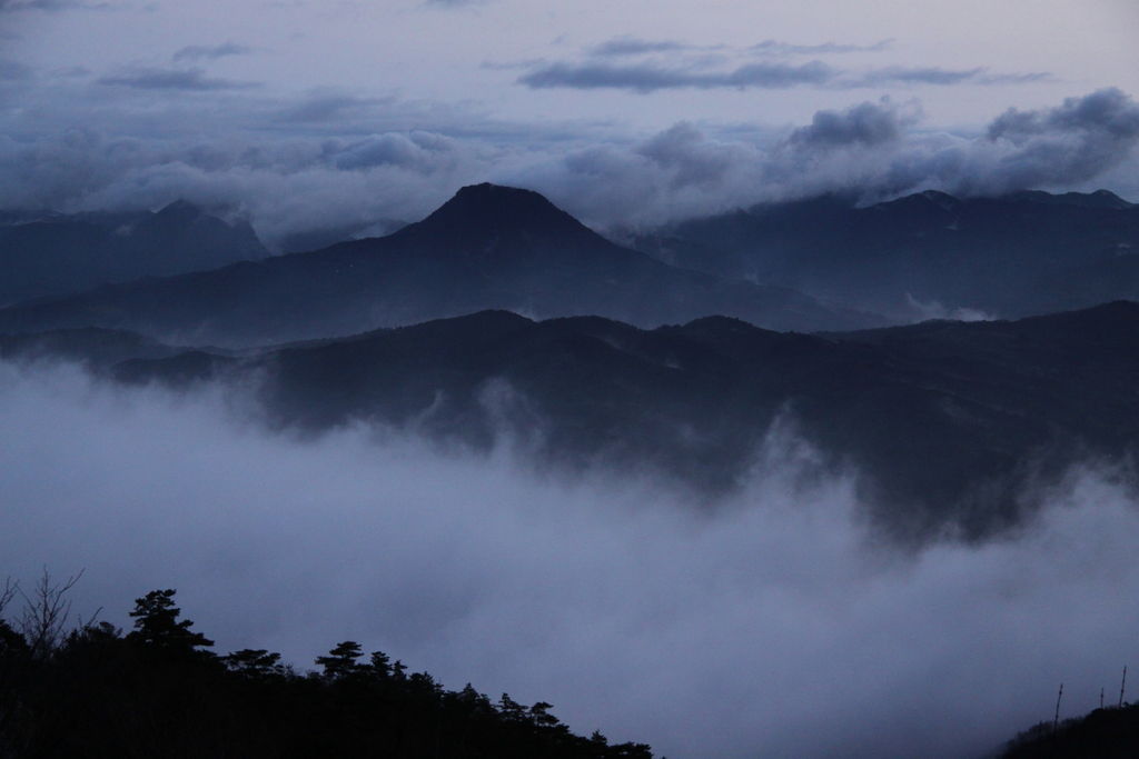 Vue depuis la montagne Saieizan (brouillard matinal)