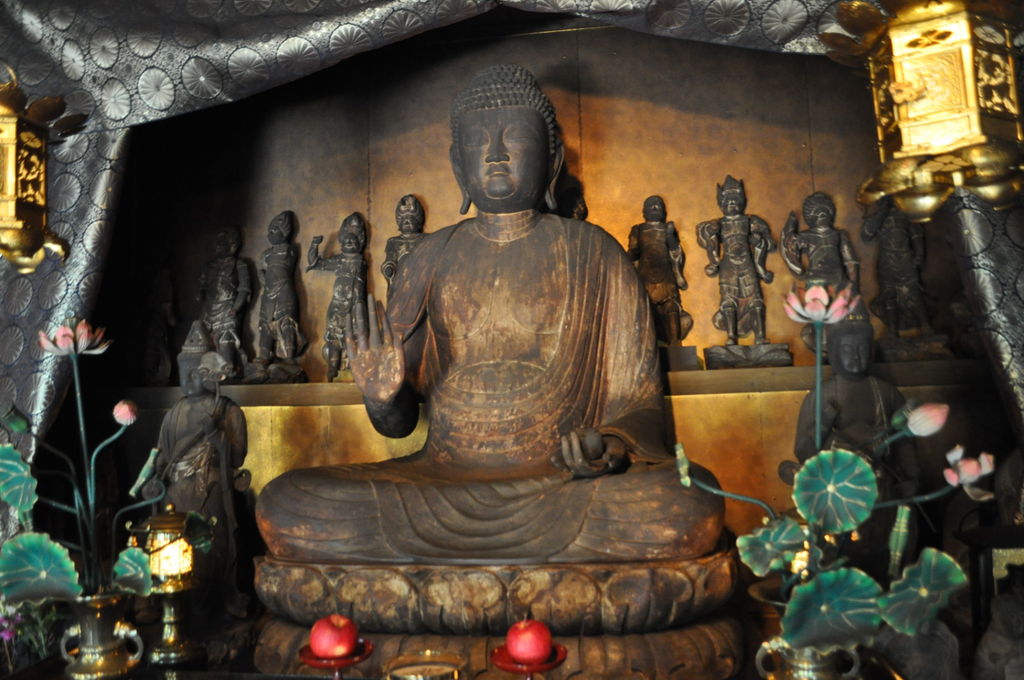 Statue assise en bois de Yakushi Nyorai et les douze généraux célestes